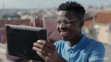快乐微笑的男子在平板电脑上视频聊天问候非洲裔美国年轻人分享老城屋顶景观